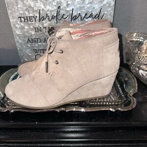 Women's Tan Wedge Ankle Boots Brand Toms Size 8.5